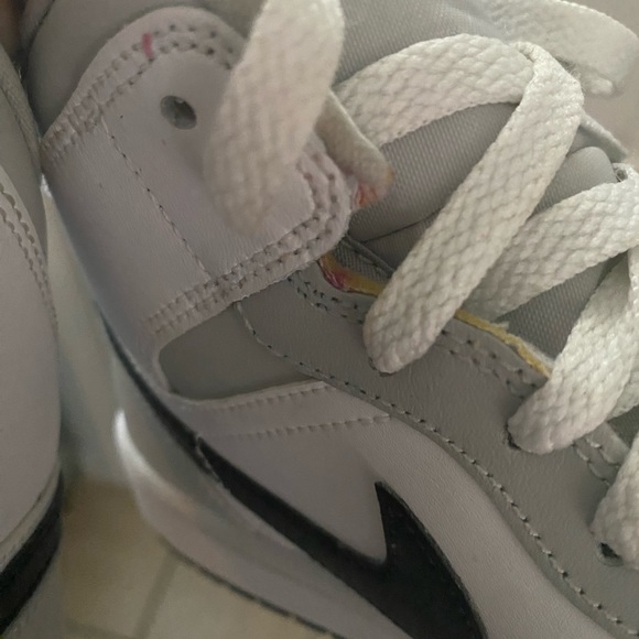 Air Jordan 1 Mids. - Picture 5 of 5